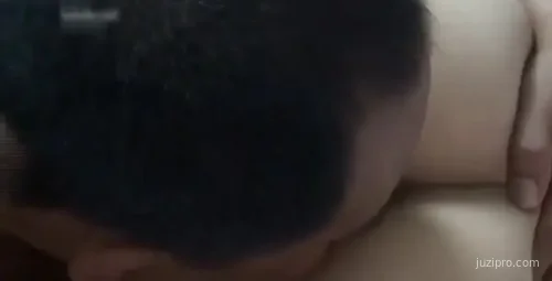 气质美女与老友相聚聊家常