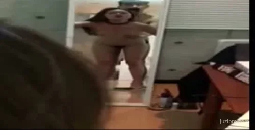 年轻女友被男友带着项链在镜子前入