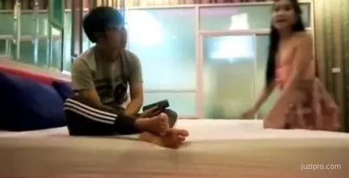 小四眼与好友探索会所娱乐体验