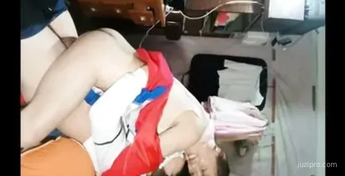 剧情演绎大哥不在家到嫂子家里玩一玩