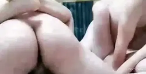 00后学生妹小九儿格子短裙双腿高抬激情自拍视频
