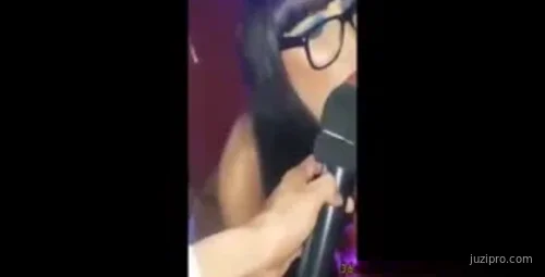 国内娱乐场所两男子比赛挑战洋妞