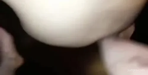 男友动作激烈引女友疲惫