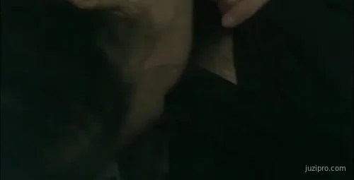 下班送女同事回家路边停靠交流