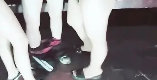 户外三姐妹深夜公园惊喜交友