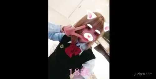 可爱学生制服妹自拍互动