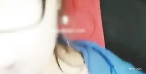 戴眼镜娇小美女主播与网约车司机车内互动