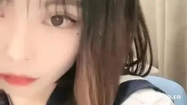 苗条萌妹首次约炮啪啪秀，情趣学生制服