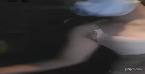 美女主播半夜路边与司机互动