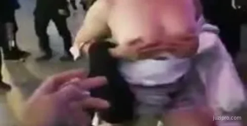 商业街现女性不雅行为，群众围观