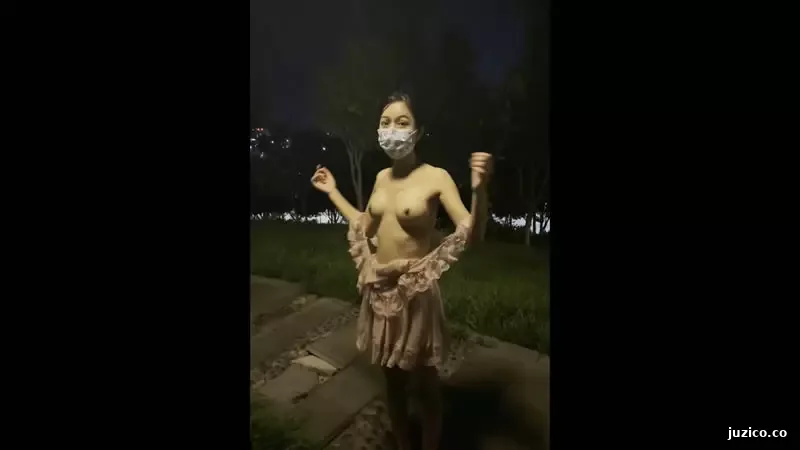 极品人妻小小星 公园街道露出饱满的肉体
