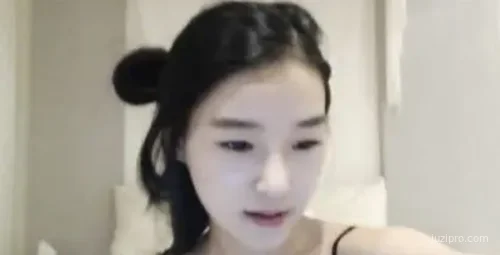 清纯美女泳池玩水趣事