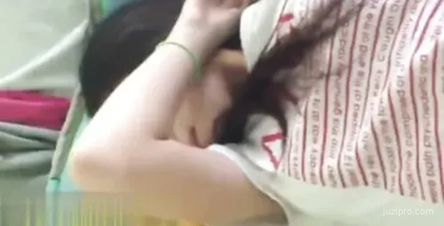 白天和小女友亲热，她害羞遮脸轻声呻吟