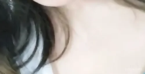 主播高架桥下曝光被路人偷看