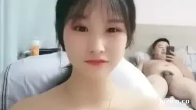 缺个大鸡巴，嫩妹跳蛋自慰啪啪，奶子不小