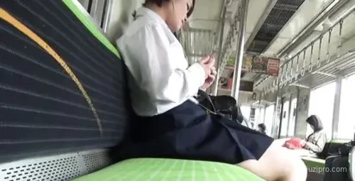 电车偷拍制服妹卫生间内自娱自乐