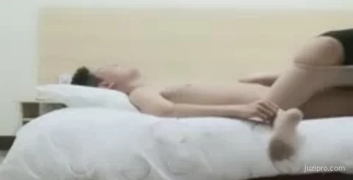 公司财务与男同事下班后宾馆聚会