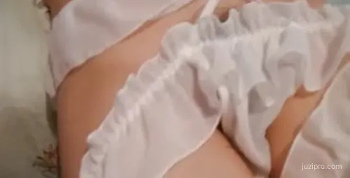 极品生物老师闵儿白色情趣衣黄瓜自慰高潮喷射浪叫视频