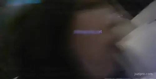 年轻性感援交女警装亮相