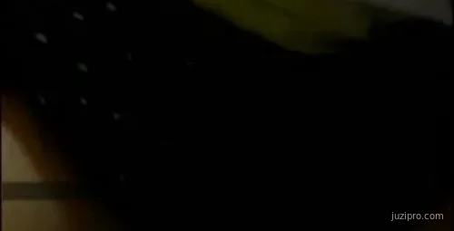 两个学生写字桌上行为不当