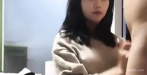 新人大一妹子的3P，有钱大哥玩弄风骚小太妹，露脸给大哥口交，AV式激情爆草各种姿势蹂躏刺激