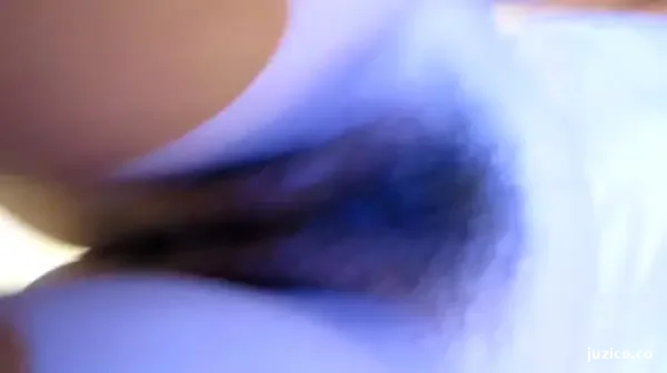 摄影师揩油用道具玩弄嫩穴后又故意拍私处