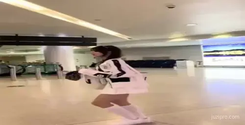 瘦小女孩出门无法拍摄-截图2