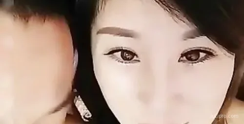 白领美女假期直播交流互动