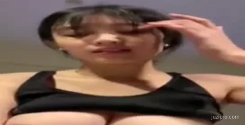 美女身材出众 丰满一边亲密一边摇晃