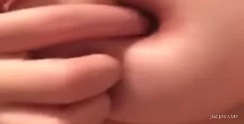 四川女子卫生间自拍隐私画面