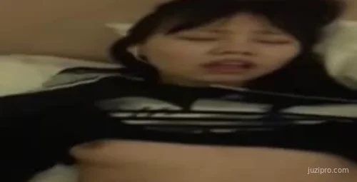 可爱女生一边听音乐一边被打扰