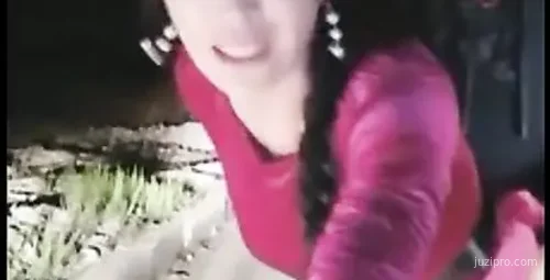 深夜车灯下与粉丝路边互动，寒冷中寻有人路过