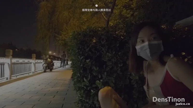 全裸与路人擦肩而过