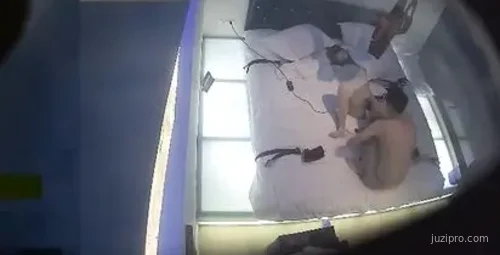 大学生假期情侣肚兜开房玩乐