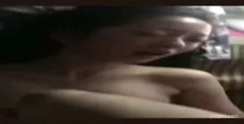 可爱妹子眼神迷离表情丰富