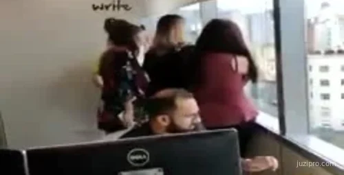 楼顶露天活动体验刺激,对面办公厅成观众