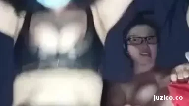 眼镜美眉带著亲姐姐勾搭看果园的卷毛哥哥