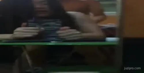 高挑女友镜子前站立后入自拍 淫荡呻吟全程手机录像