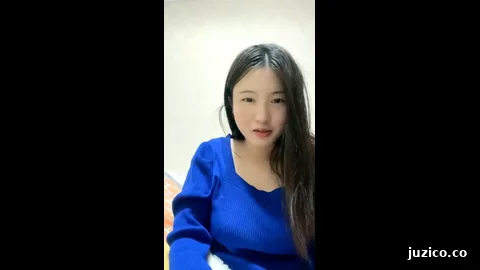 甜美邻家小妹！一身蓝衣气质超棒！一对大奶子，张开双腿特写揉穴，多毛骚逼爽的流白浆