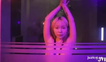 摇曳的光影中被束缚的STACY渐渐的穴湿了等你来征服