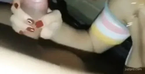 时尚美女地下停车场遭尾随威胁