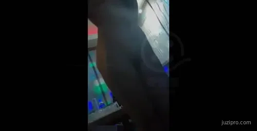 醉酒妹子误入包房展示身材