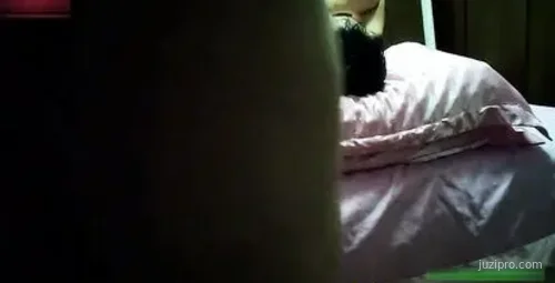 麻将社遇主动少妇按摩后激情互动