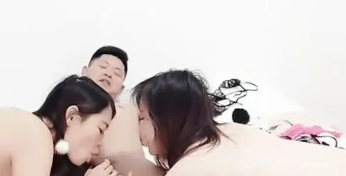 一男两女多人体验多姿势互动