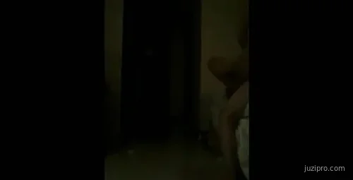 模特酒店换装遭遇尴尬