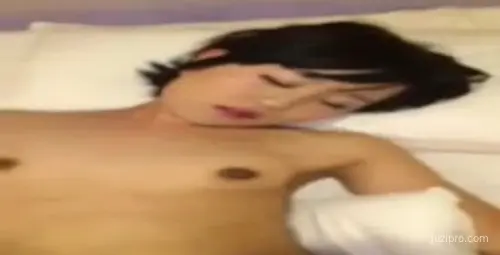 极品美眉无套猛干到哭！近景抽插心疼高潮特写