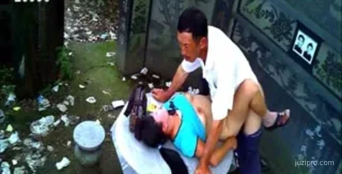 古墓供桌系列大叔与女性互动情节