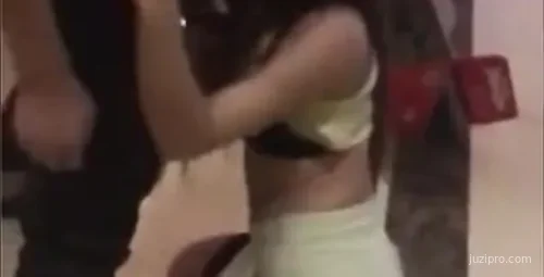 富二代酒后与女友聚会互动