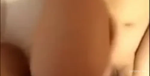 外表清纯美女柔腔表达情感