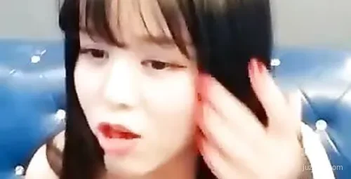 童颜美女与粉丝在KTV互动